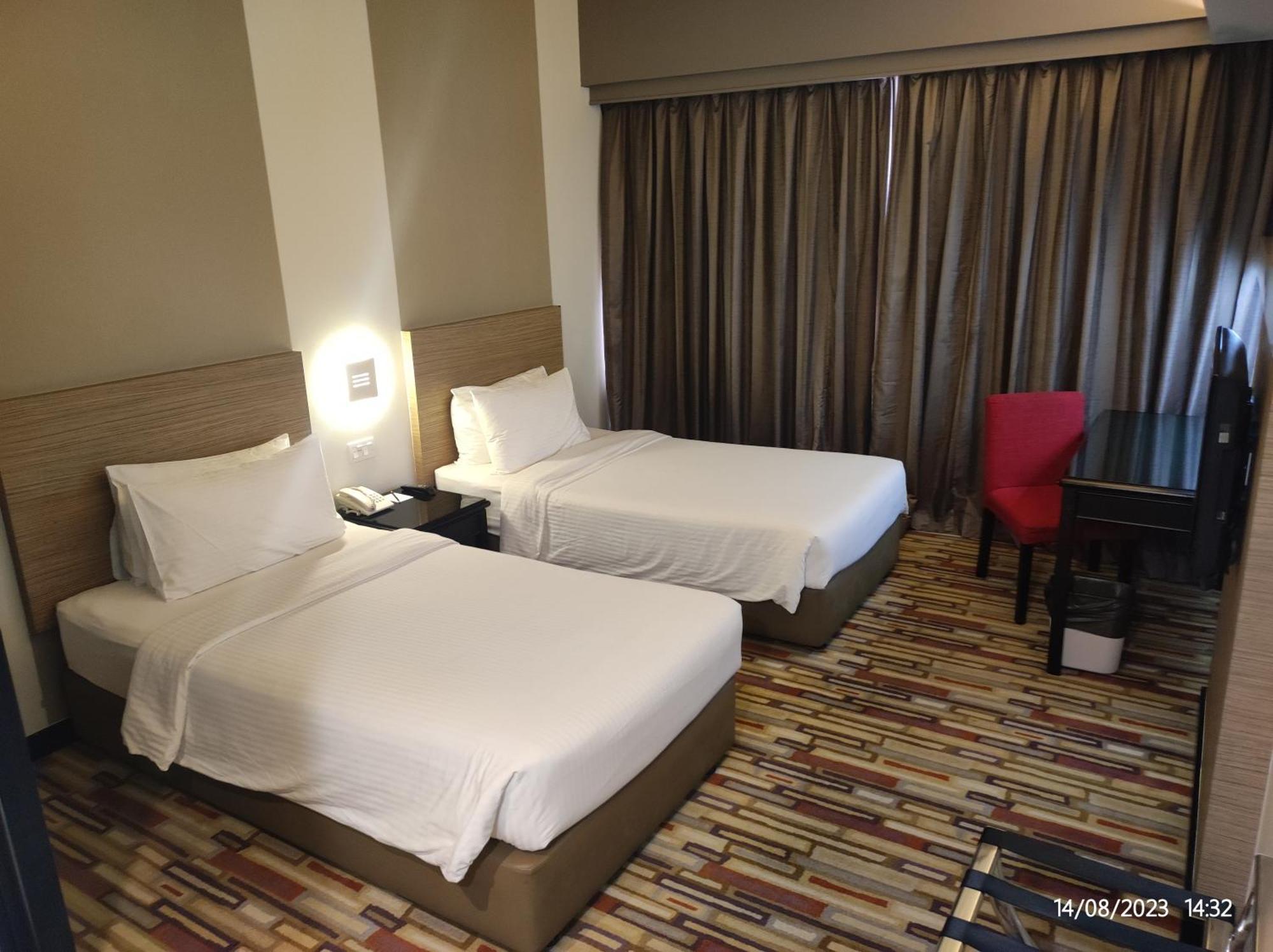 Harbour View Hotel Kuching Extérieur photo