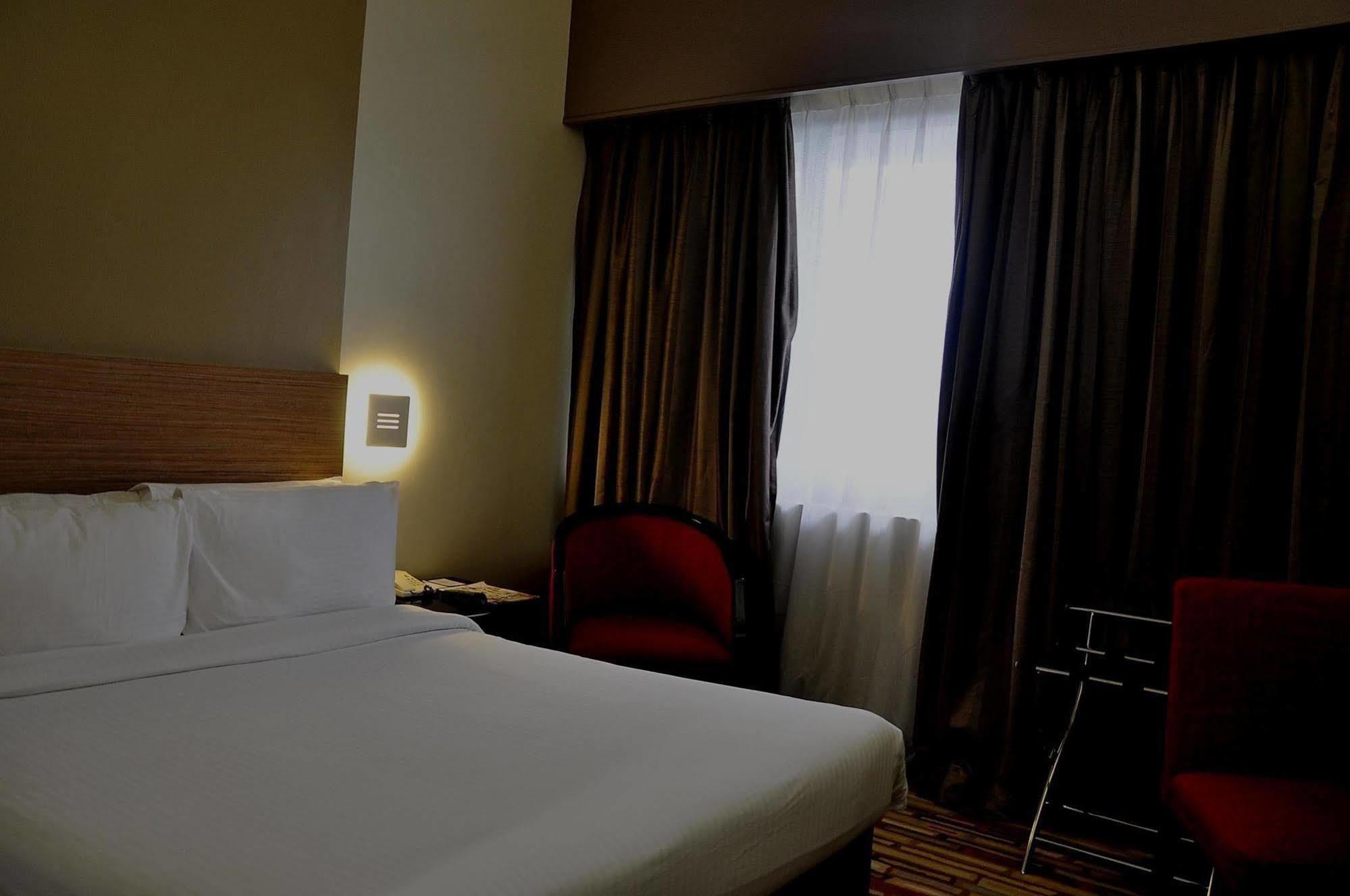 Harbour View Hotel Kuching Extérieur photo