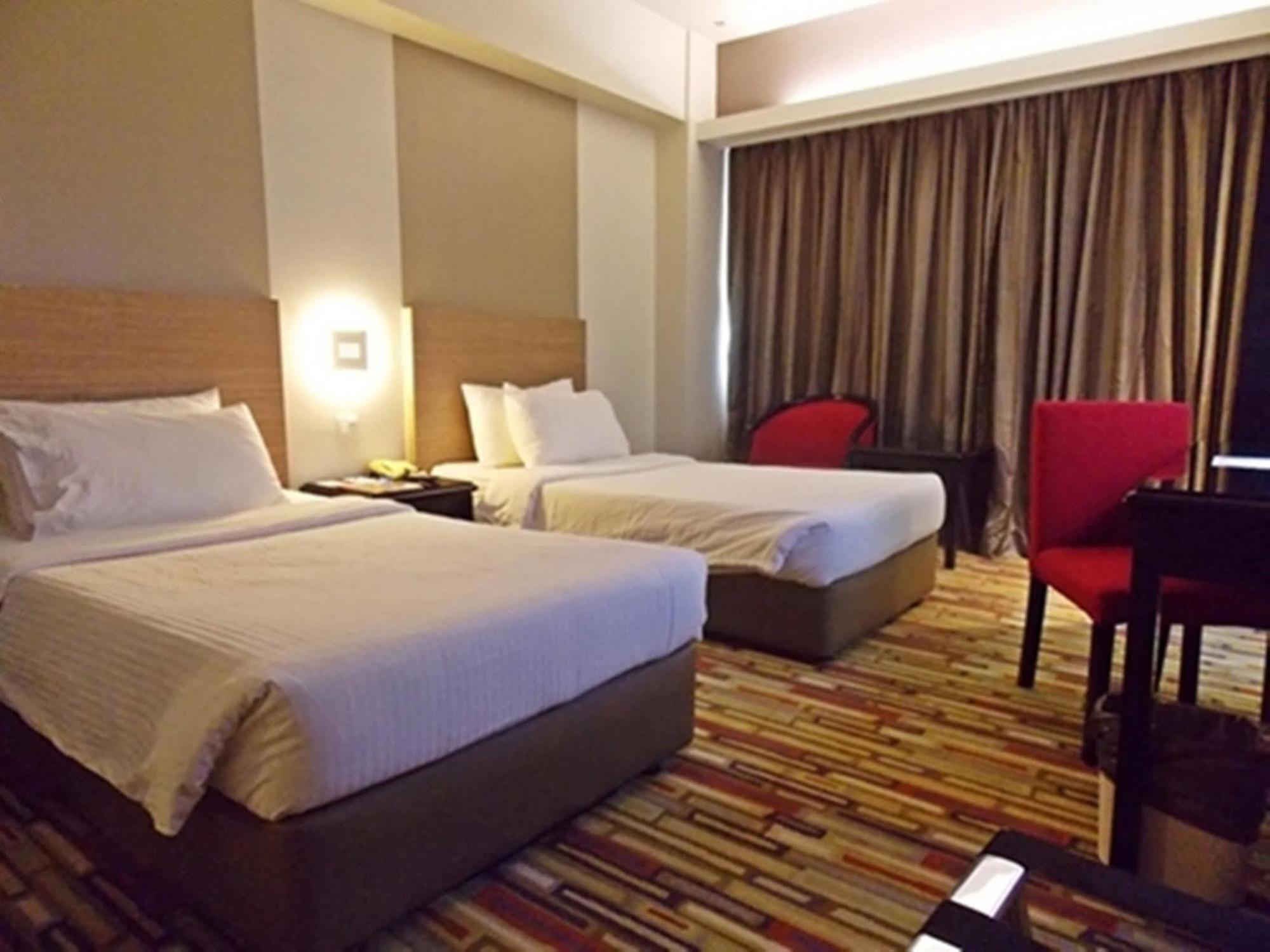 Harbour View Hotel Kuching Extérieur photo