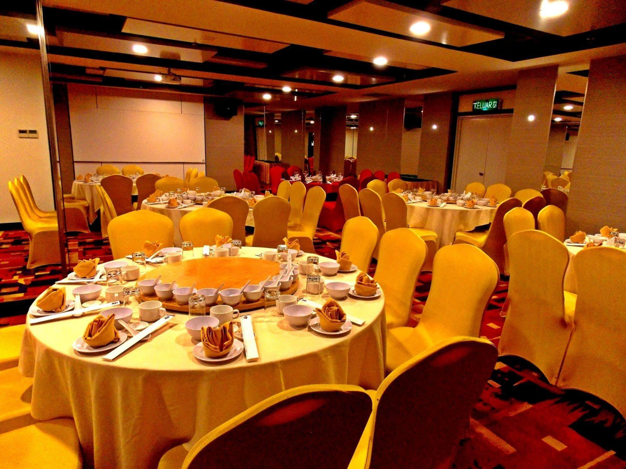 Harbour View Hotel Kuching Extérieur photo