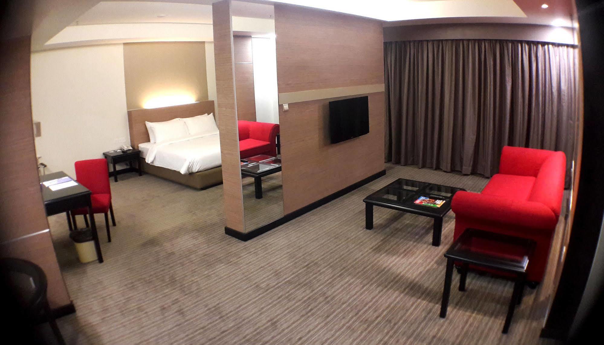 Harbour View Hotel Kuching Extérieur photo