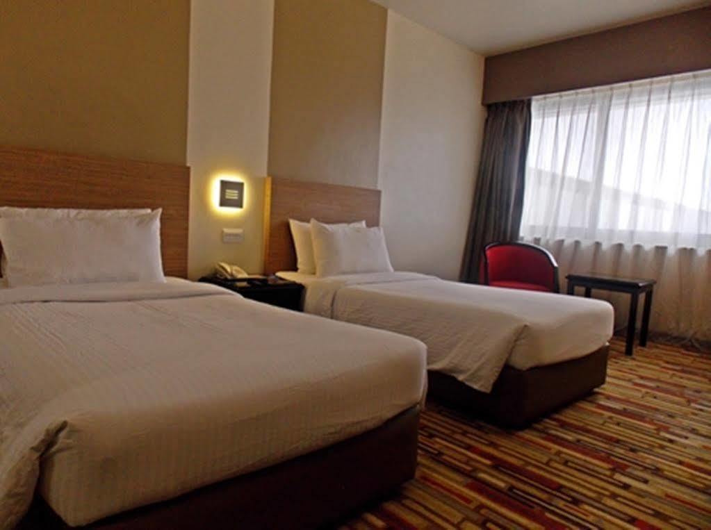 Harbour View Hotel Kuching Extérieur photo